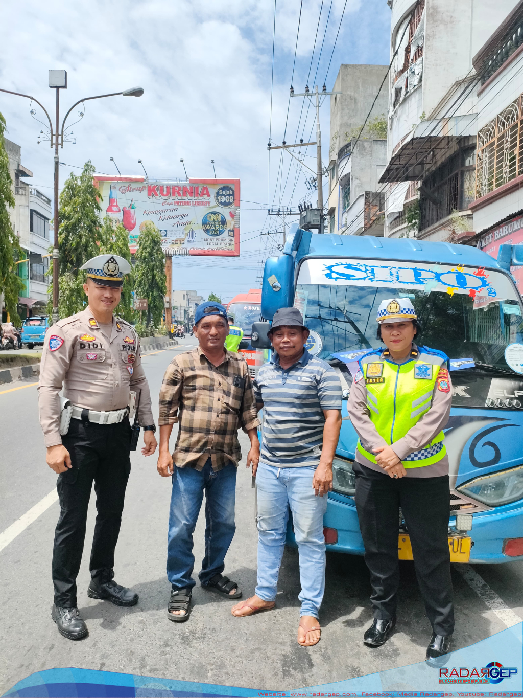 Sat Lantas Menyapa Kemerdekaan, Bagikan Bendera Merah Putih Kepada Pengguna Jalan